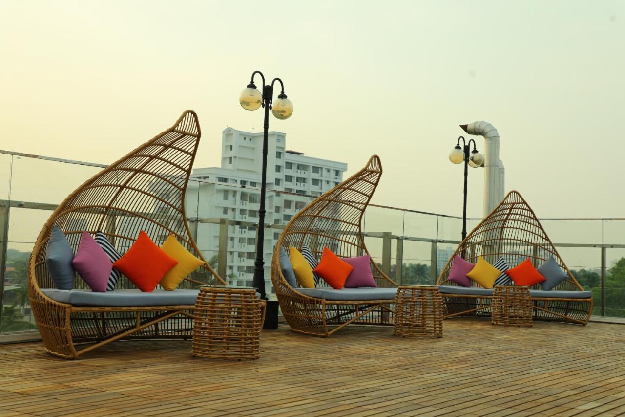 Hotel Coral Isle Kochi Exterior foto
